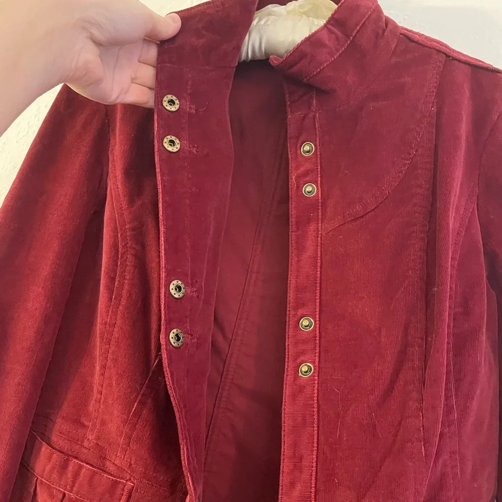 NWT Jones Wear Jeans size 4 Burgundy velvet jacket boho touch, button-up closure - Picture 7 of 8